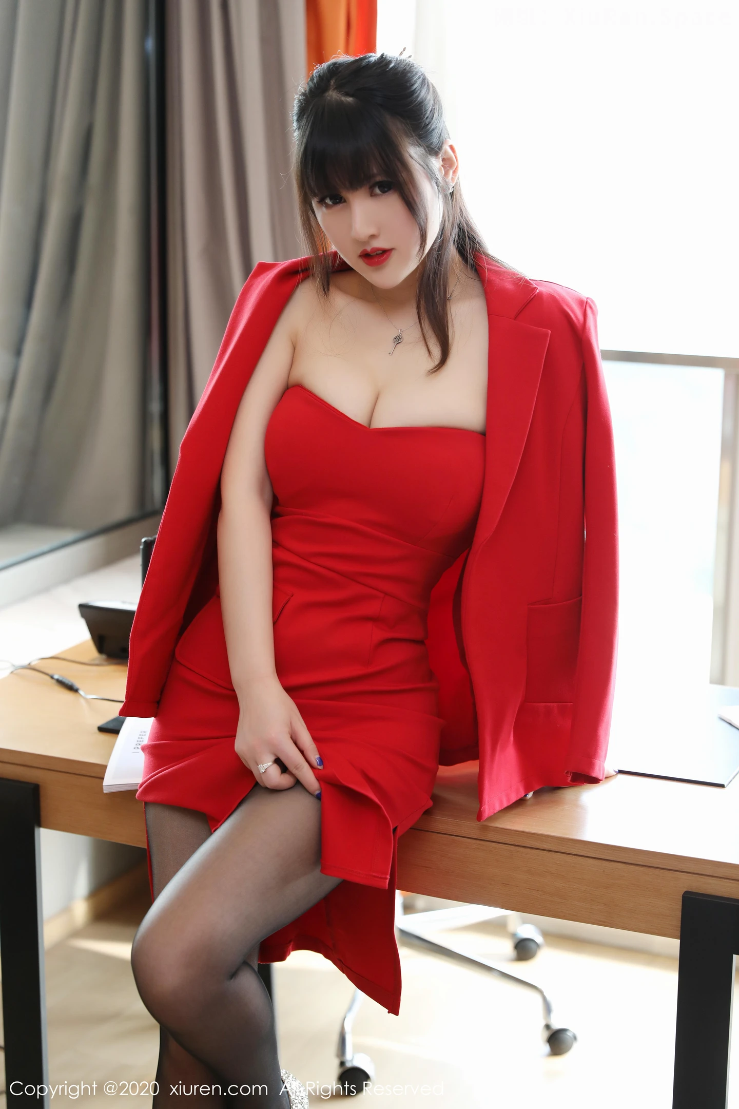 图片[5]-[XiuRen秀人网]VOL.2087 嫩模诗诗kiki私房红色连身裙配无内黑丝裤袜秀翘臀诱惑写真72P-秀人网官方网站